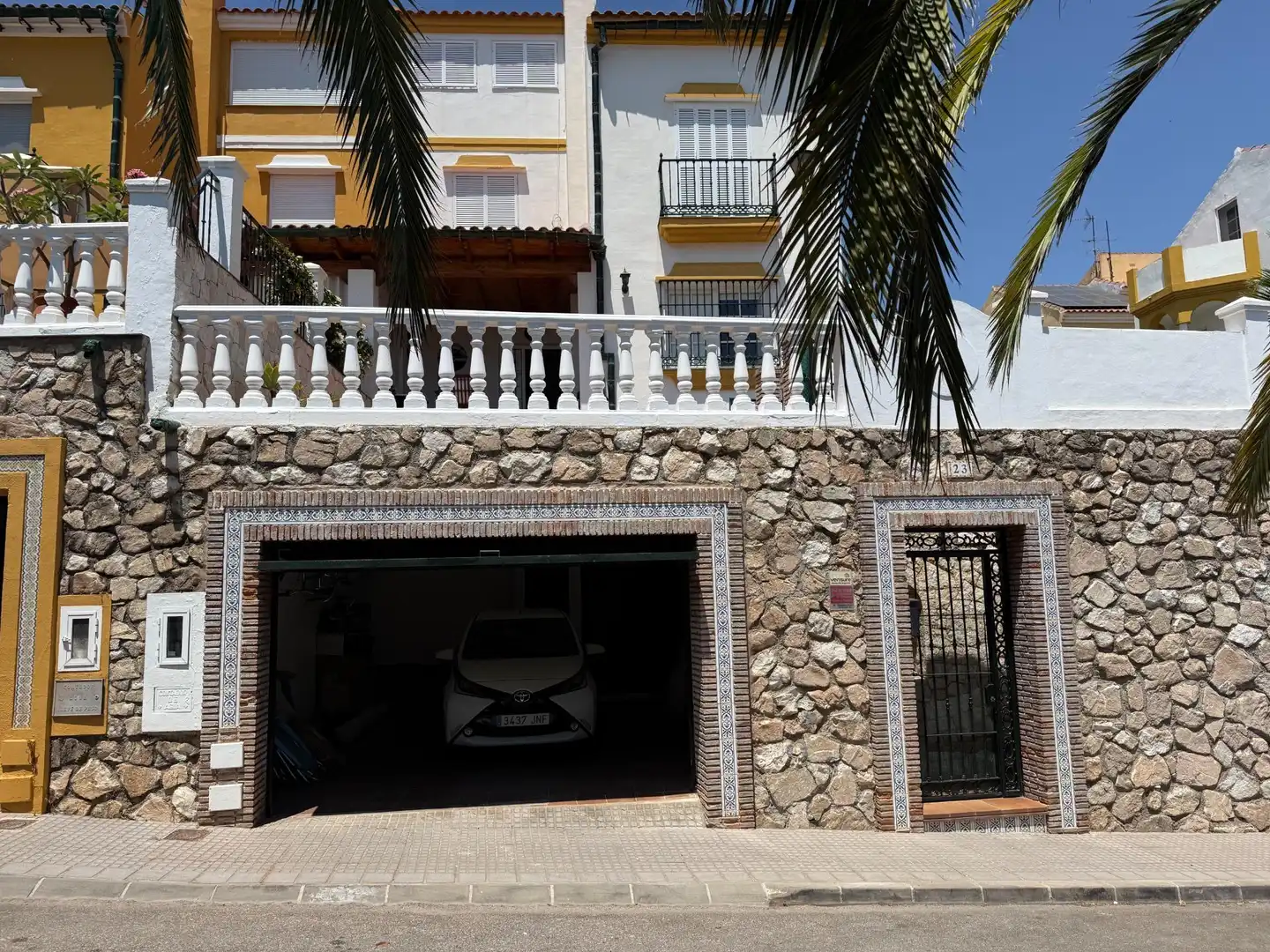 Vista exterior de Casa adosada en venda en Málaga amb Aire condicionat, Calefacció i Jardí privat