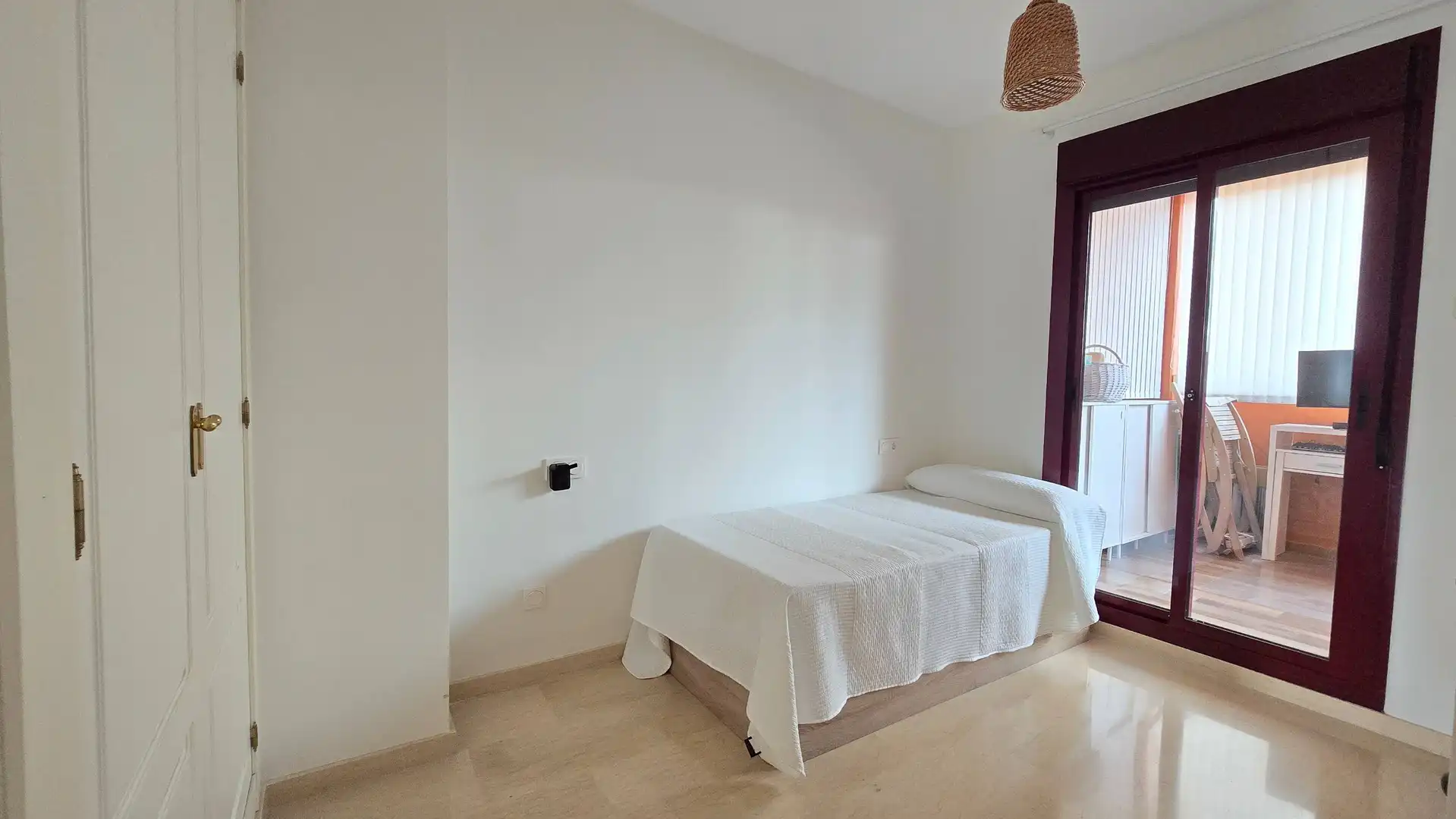 Schlafzimmer von Wohnungen zum Verkauf in Manilva mit Klimaanlage, Privatgarten und Terrasse