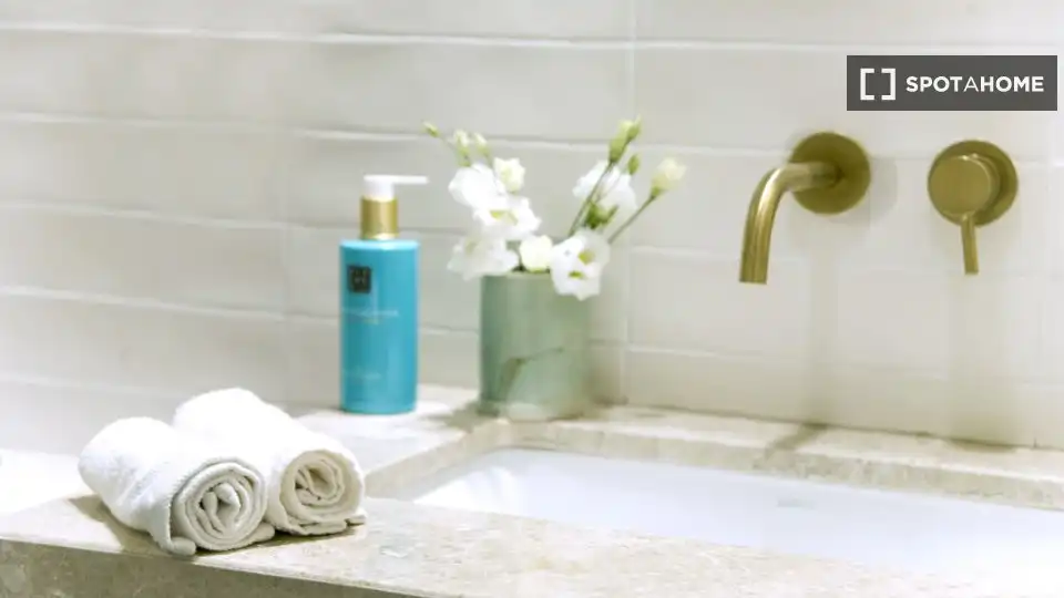 Bathroom of Flat for rent in Barcelona  with Air Conditioner, Heating and Furnished