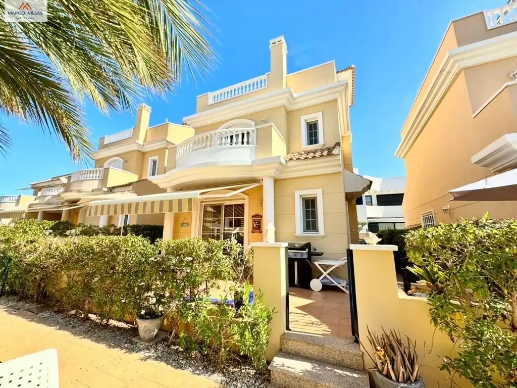 Vista exterior de Casa o xalet en venda en San Fulgencio amb Aire condicionat, Jardí privat i Balcó