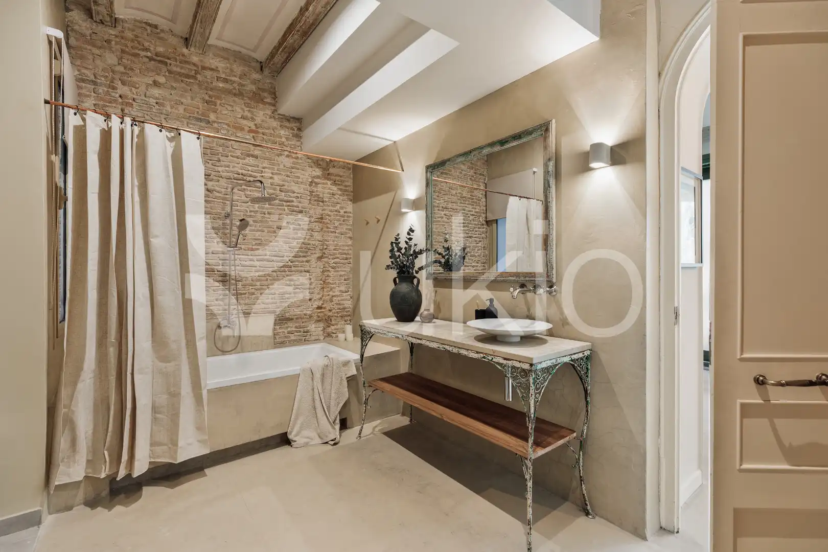 Bathroom of Apartments for rent in Barcelona  with Air Conditioner, Heating and Terrace