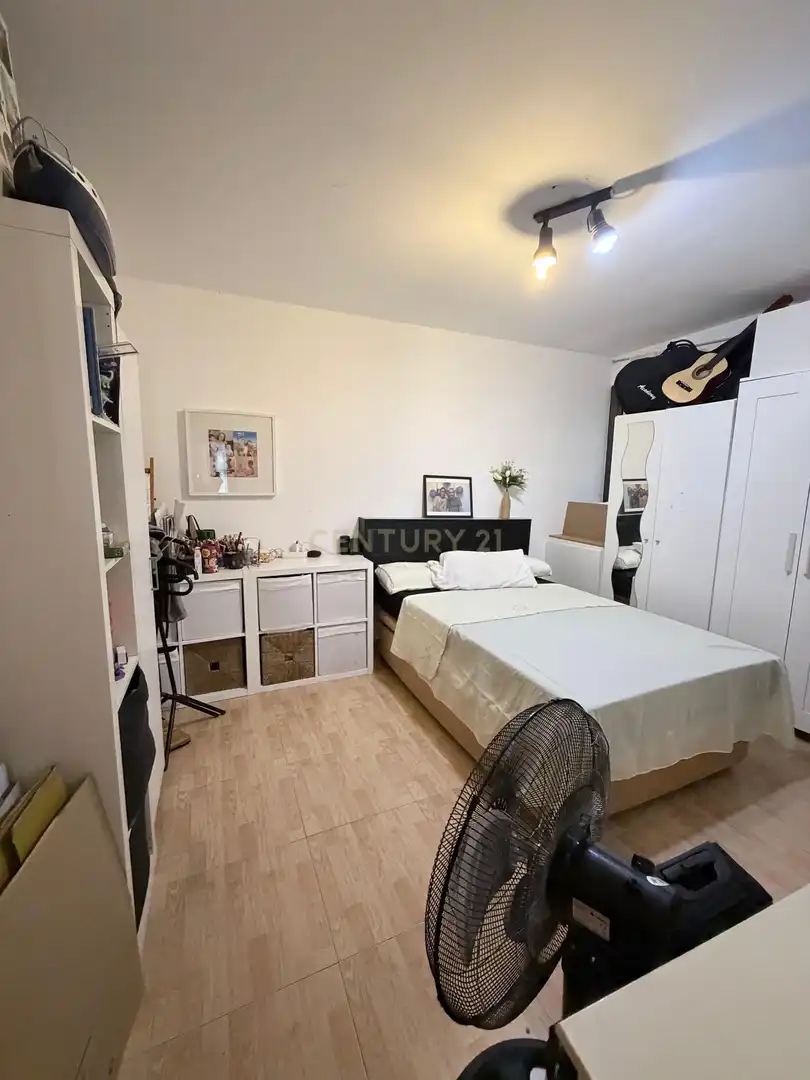 Dormitori de Apartament en venda en L'Hospitalet de Llobregat amb Forn, Rentadora i Microones