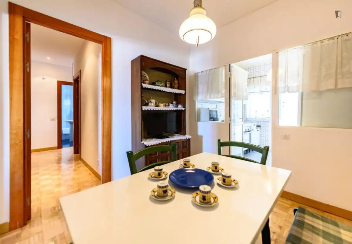 Menjador de Apartament de lloguer en Madrid amb Aire condicionat, Moblat i Forn