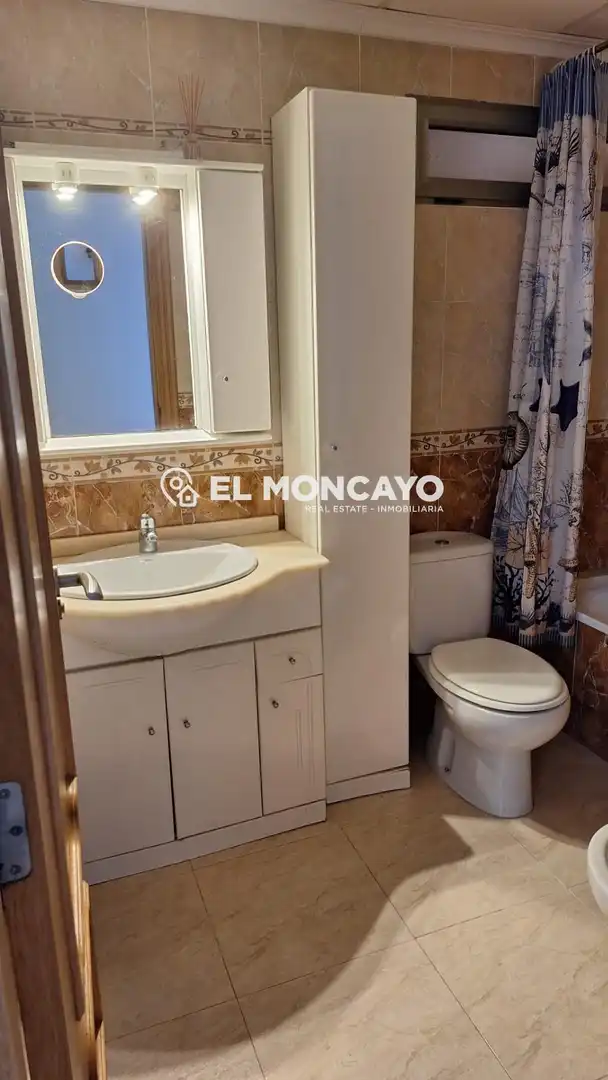 Baño de Apartamento en venta en Guardamar del Segura con Calefacción, Terraza y Piscina comunitaria
