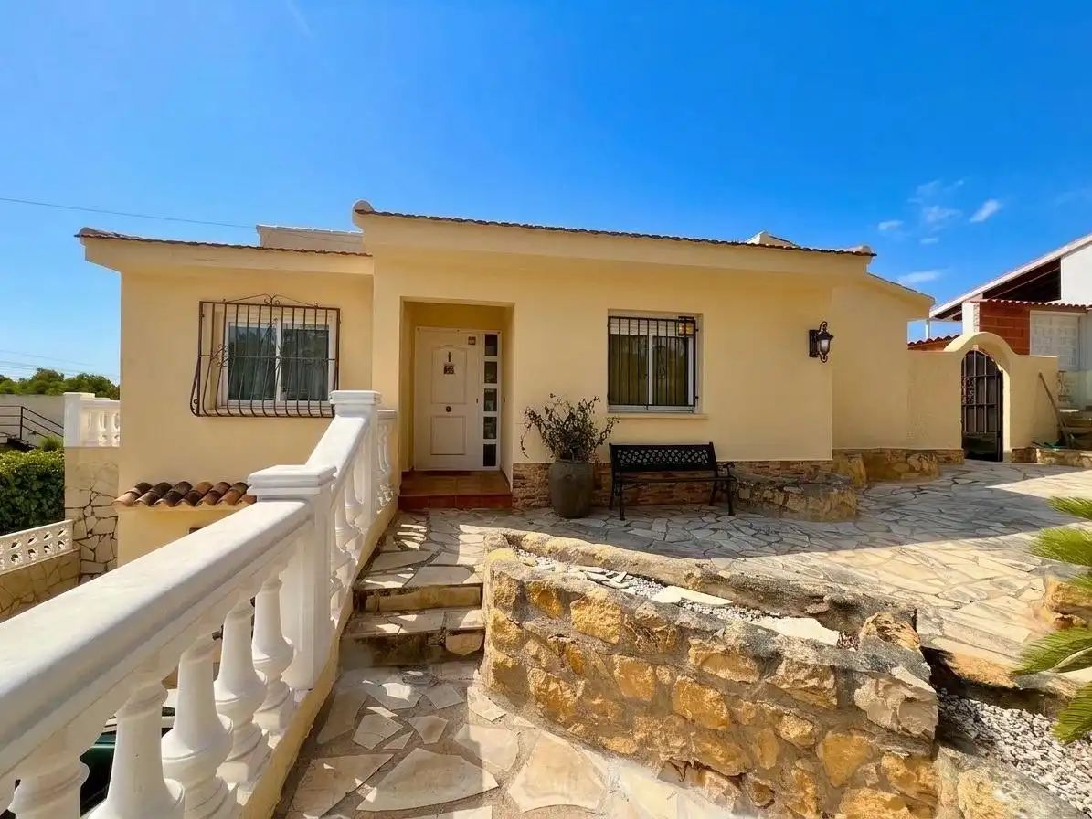 Vista exterior de Casa o xalet de lloguer en La Nucia amb Jardí privat, Terrassa i Piscina