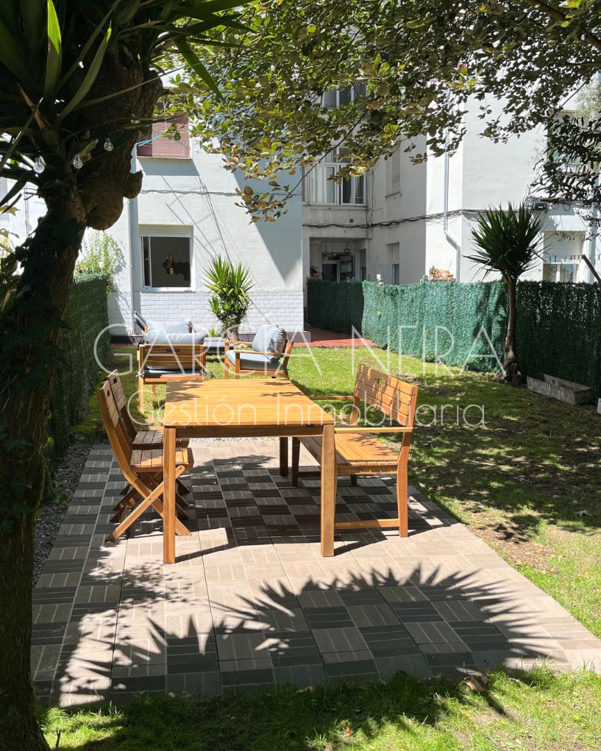 Jardín de Piso en venta en Oviedo  con Calefacción, Jardín privado y Parquet