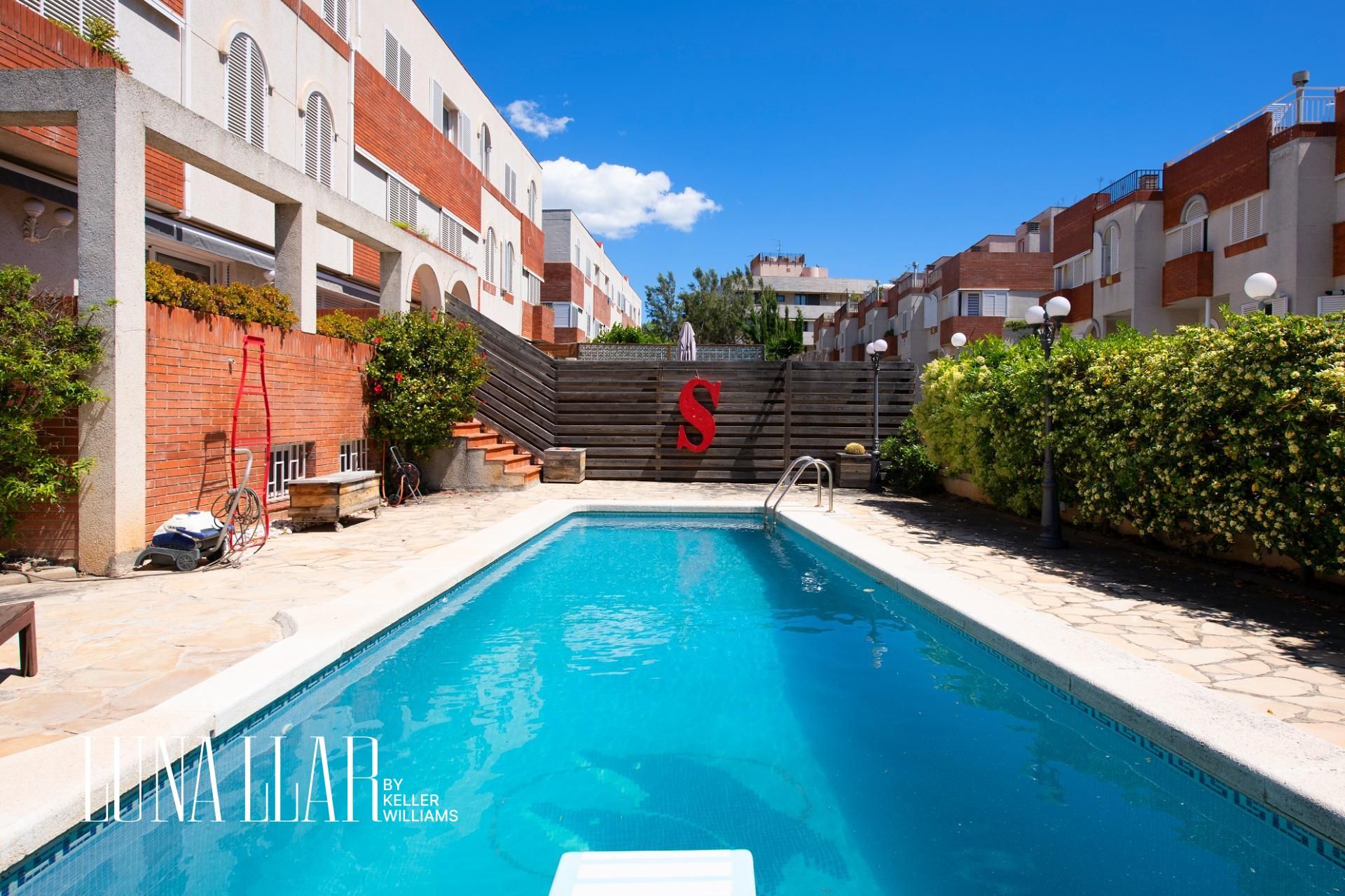 Schwimmbecken von Einfamilien-Reihenhaus miete in Castelldefels mit Privatgarten und Gemeinschaftspool