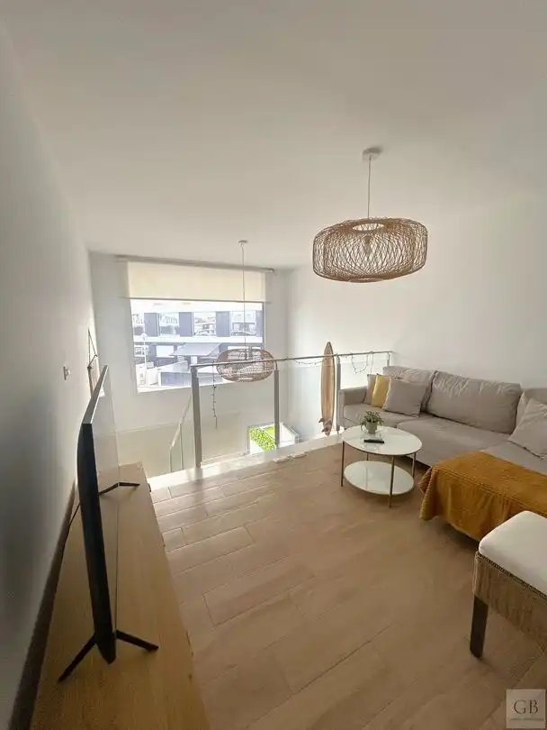 Sala de estar de Casa adosada de alquiler en Santa Pola con Aire acondicionado, Calefacción y Piscina