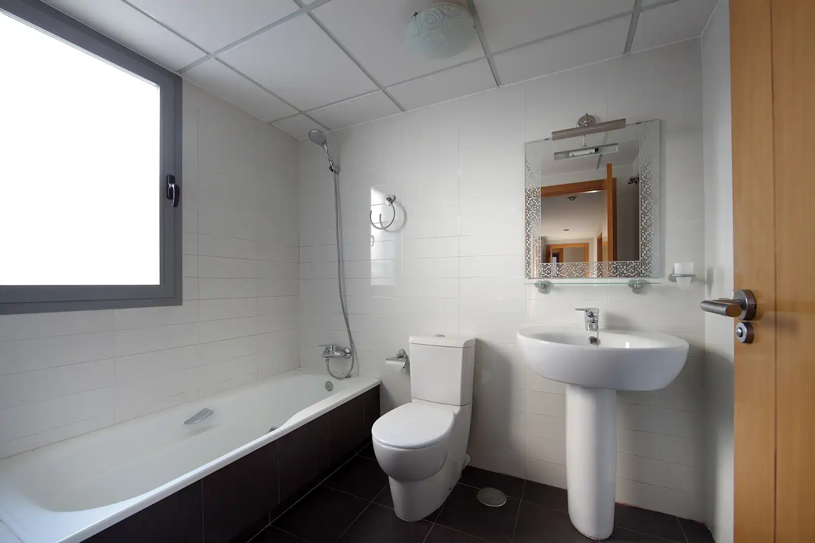 Bathroom of Flat for rent in Granada  with Heating and Oven