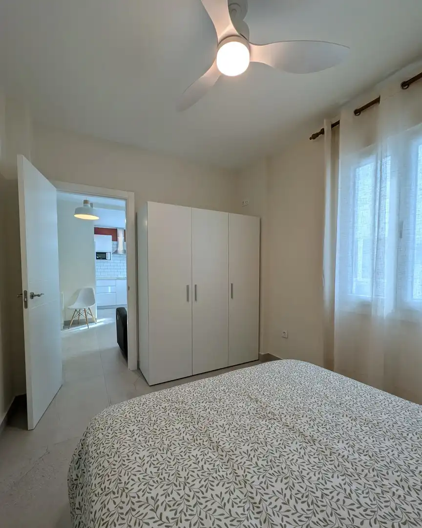 Dormitori de Apartament de lloguer en Sevilla amb Aire condicionat i Moblat