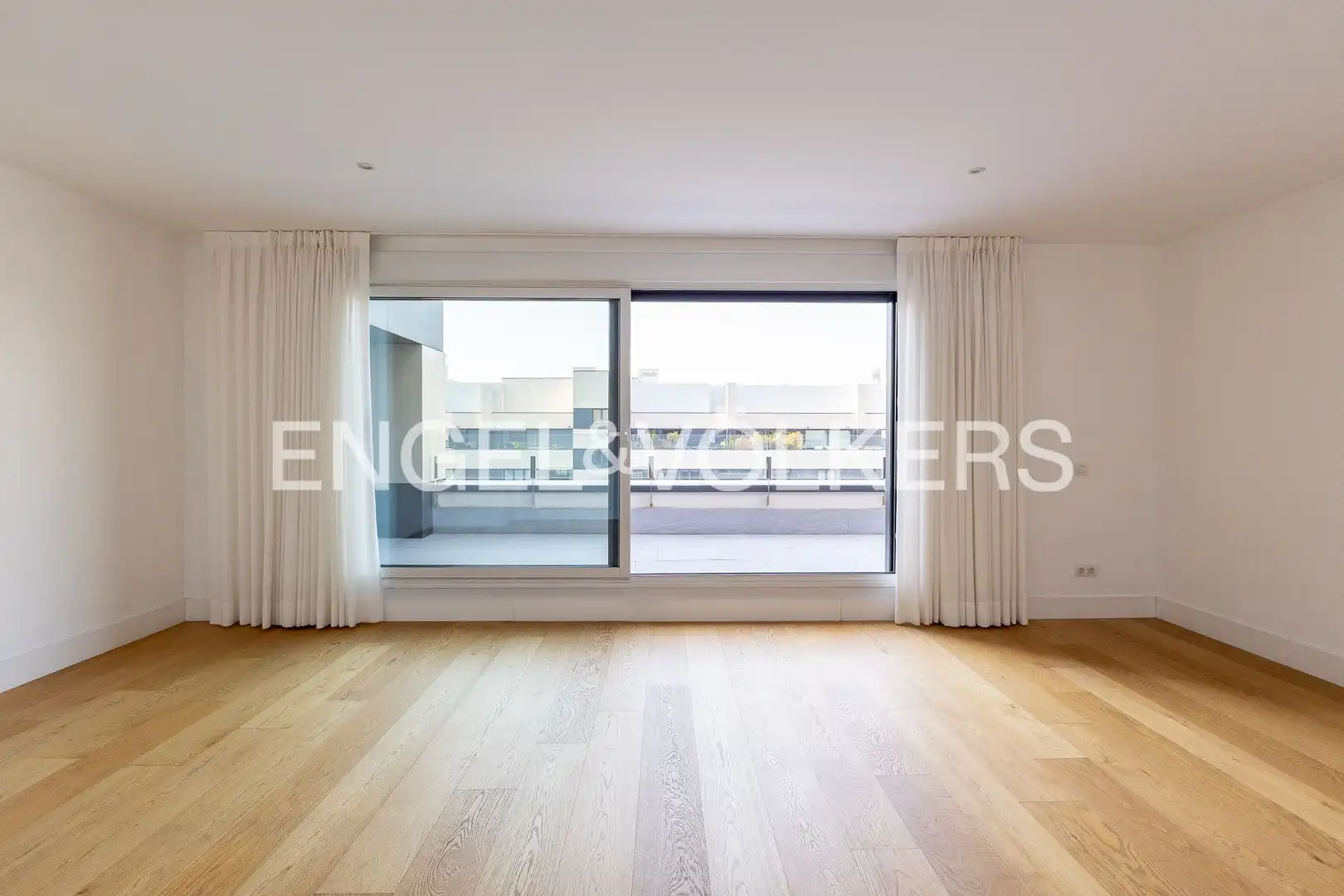 Vista exterior de Àtic de lloguer en Madrid amb Aire condicionat, Calefacció i Jardí privat