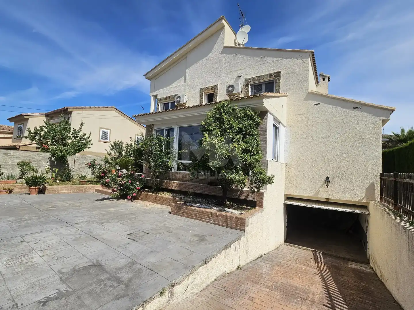 Vista exterior de Casa o xalet en venda en L'Eliana amb Aire condicionat, Calefacció i Jardí privat