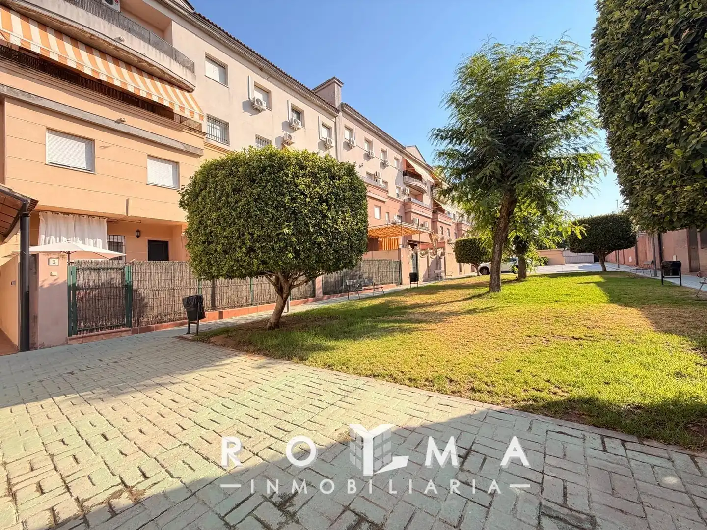 Vista exterior de Piso de alquiler en Dos Hermanas con Aire acondicionado, Calefacción y Jardín privado