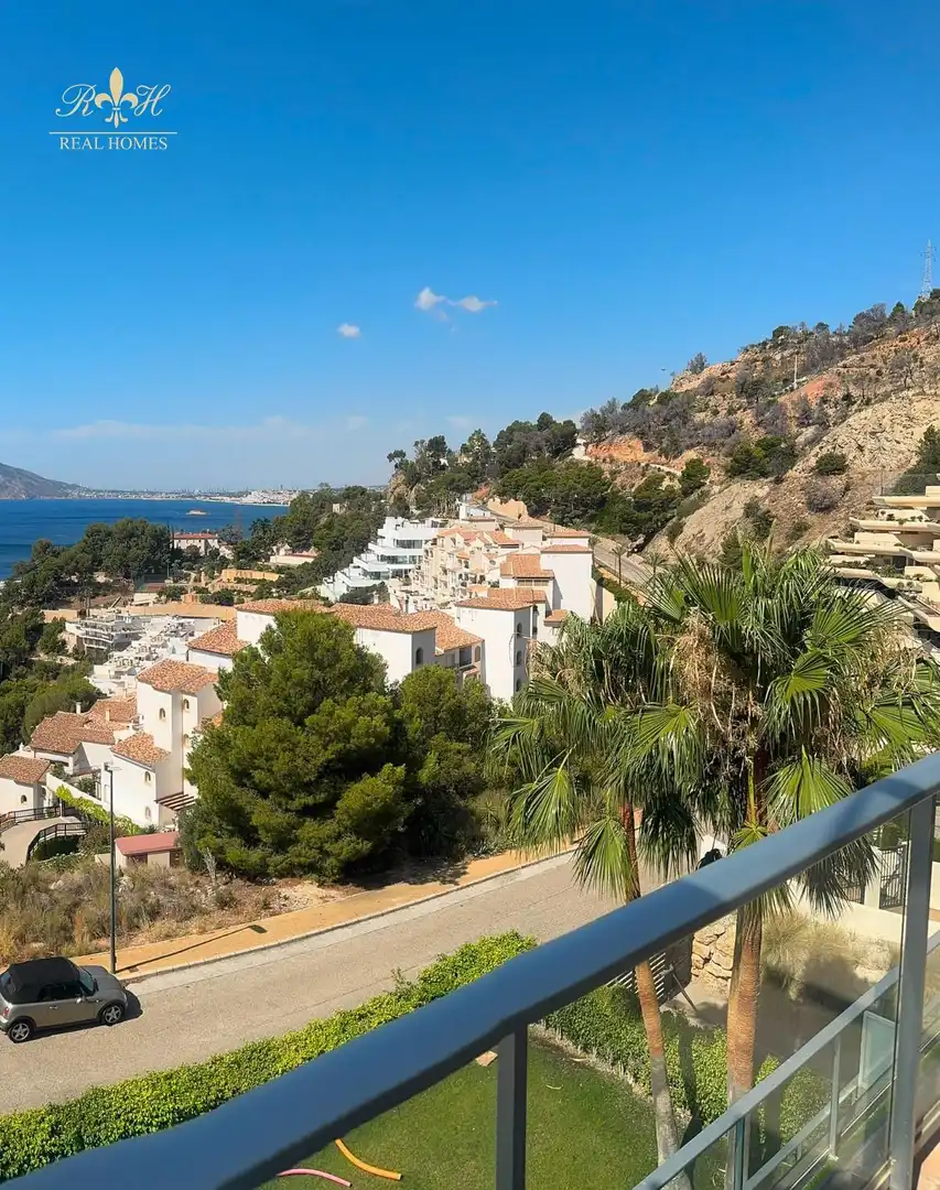 Vista exterior de Àtic de lloguer en Altea amb Aire condicionat, Terrassa i Piscina