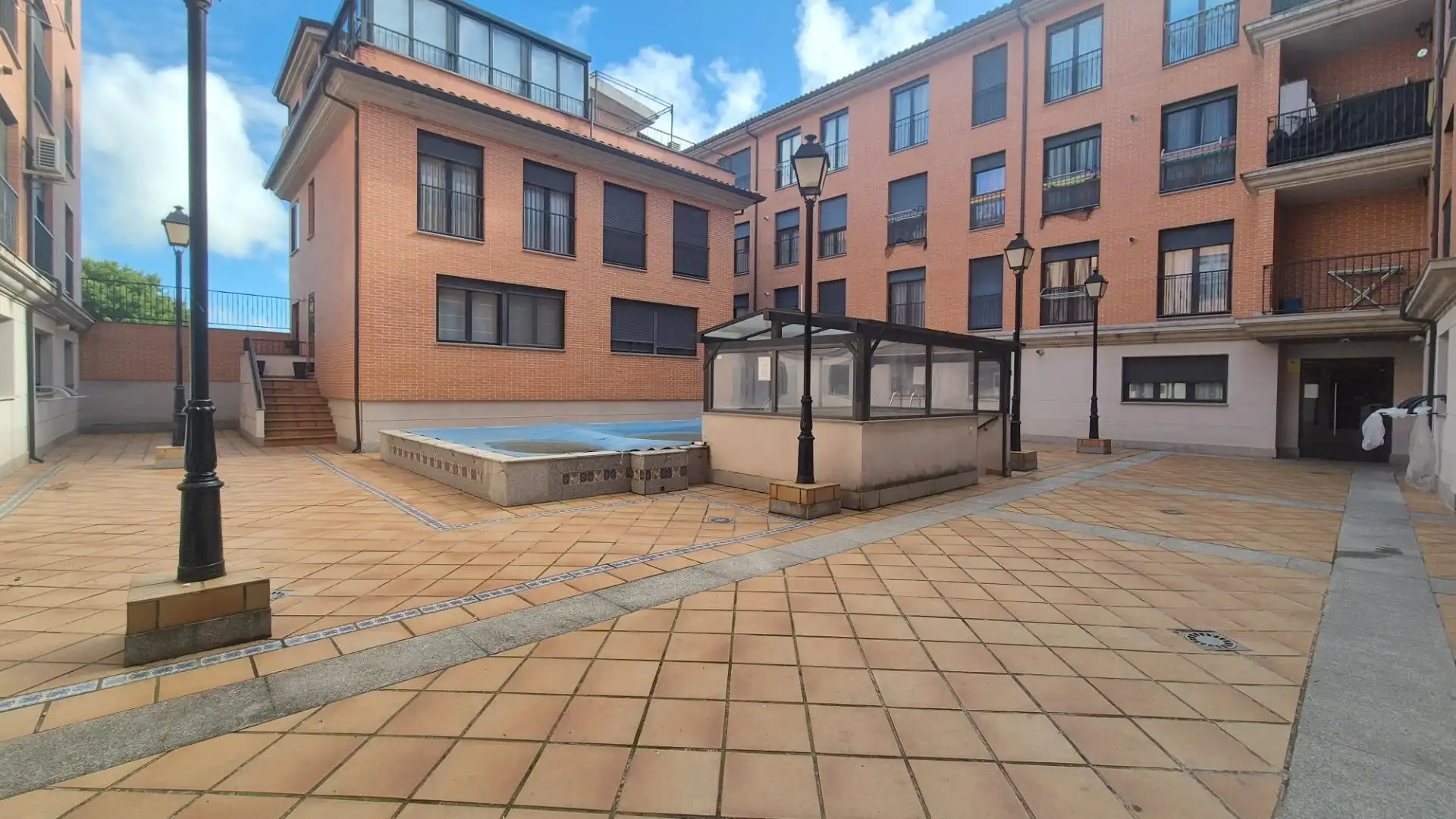 Vista exterior de Planta baja de alquiler en Castellanos de Moriscos con Calefacción, Amueblado y Piscina comunitaria