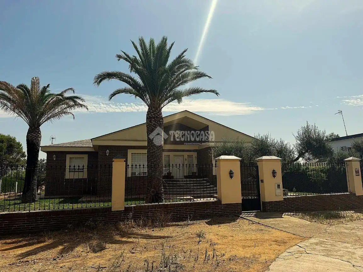 Vista exterior de Casa o chalet en venta en Badajoz con Aire acondicionado, Jardín privado y Piscina