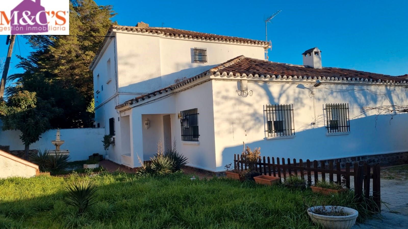 Vista exterior de Casa o xalet en venda en Puertollano amb Aire condicionat, Jardí privat i Parquet