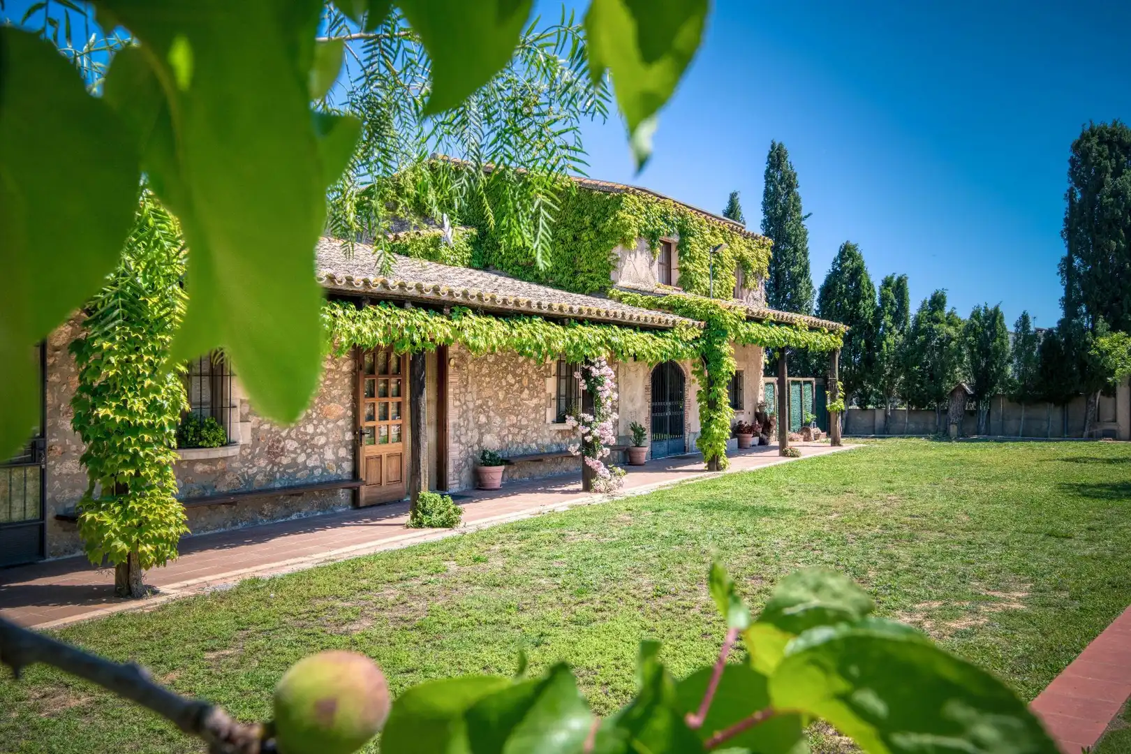 Außenansicht von Country house zum Verkauf in Albons mit Privatgarten, Terrasse und Schwimmbad