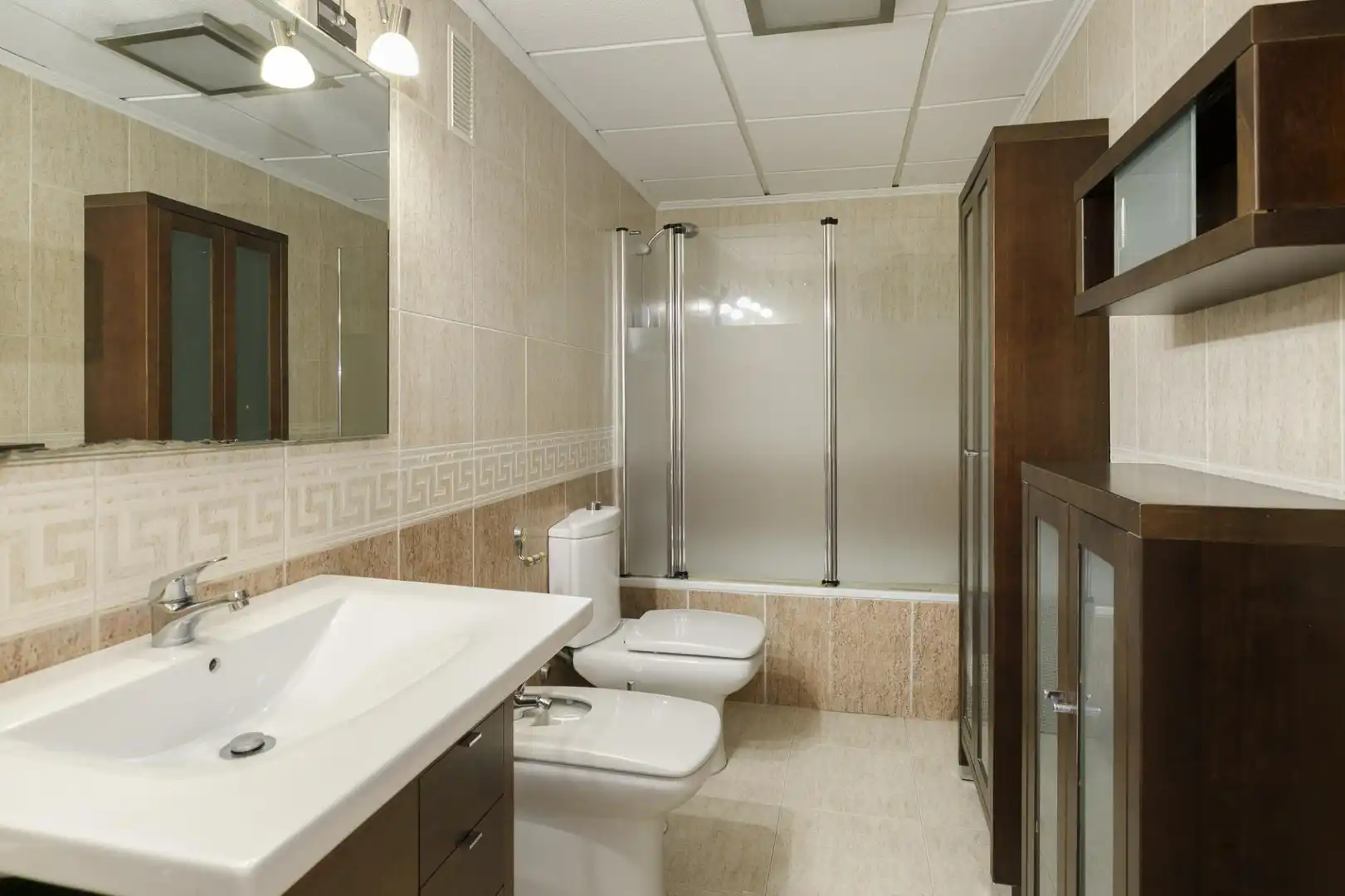 Baño de Piso en venta en Granada con Calefacción, Balcón y Piscina comunitaria