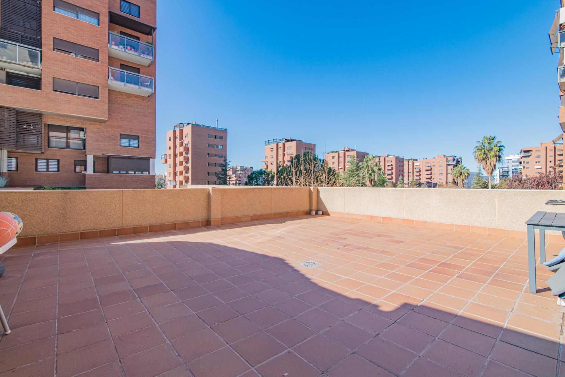 Terrassa de Pis en venda en  Granada Capital amb Aire condicionat, Calefacció i Jardí privat