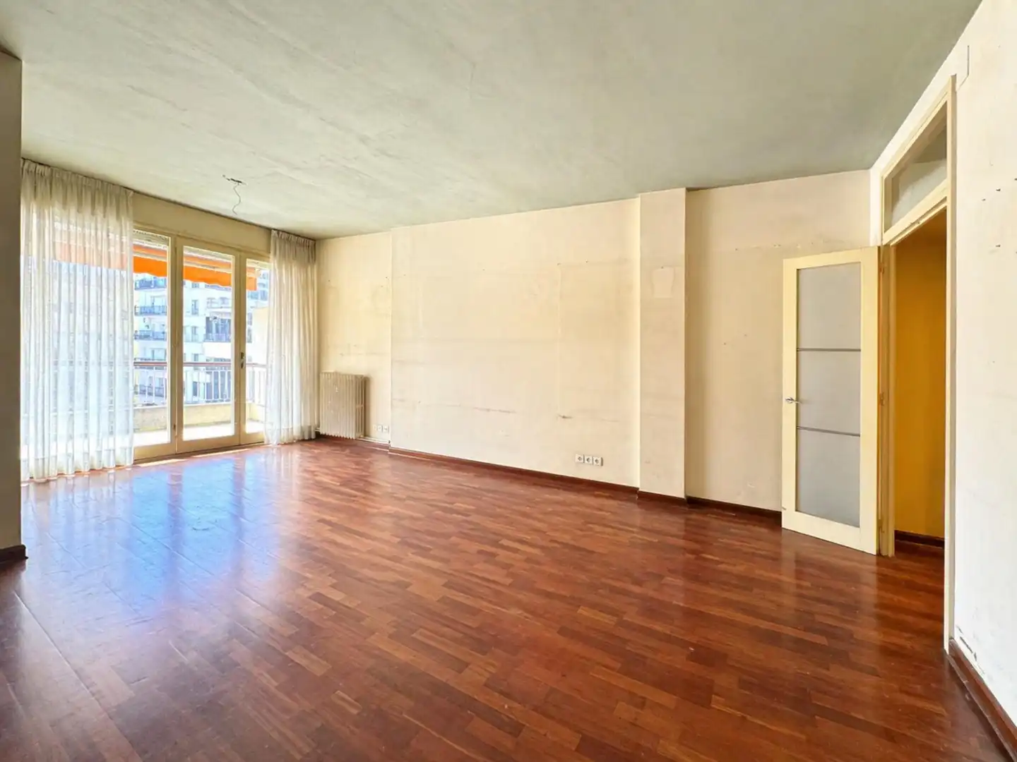 Wohnzimmer von Wohnung zum Verkauf in Barcelona mit Klimaanlage, Heizung und Balkon