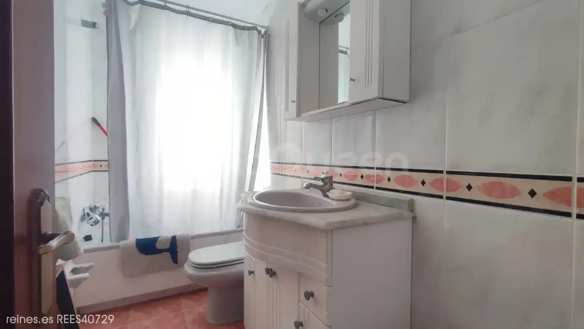 Bany de Pis de lloguer en Oviedo  amb Calefacció i Moblat