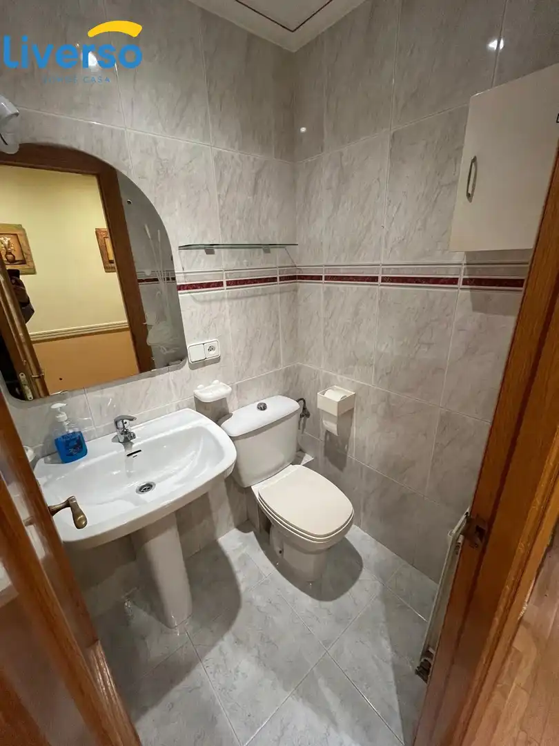 Baño de Piso de alquiler en Burgos con Calefacción, Terraza y Amueblado