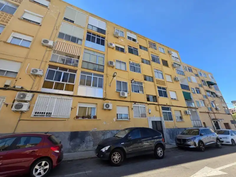 Außenansicht von Wohnung zum Verkauf in Plasencia mit Privatgarten und Balkon