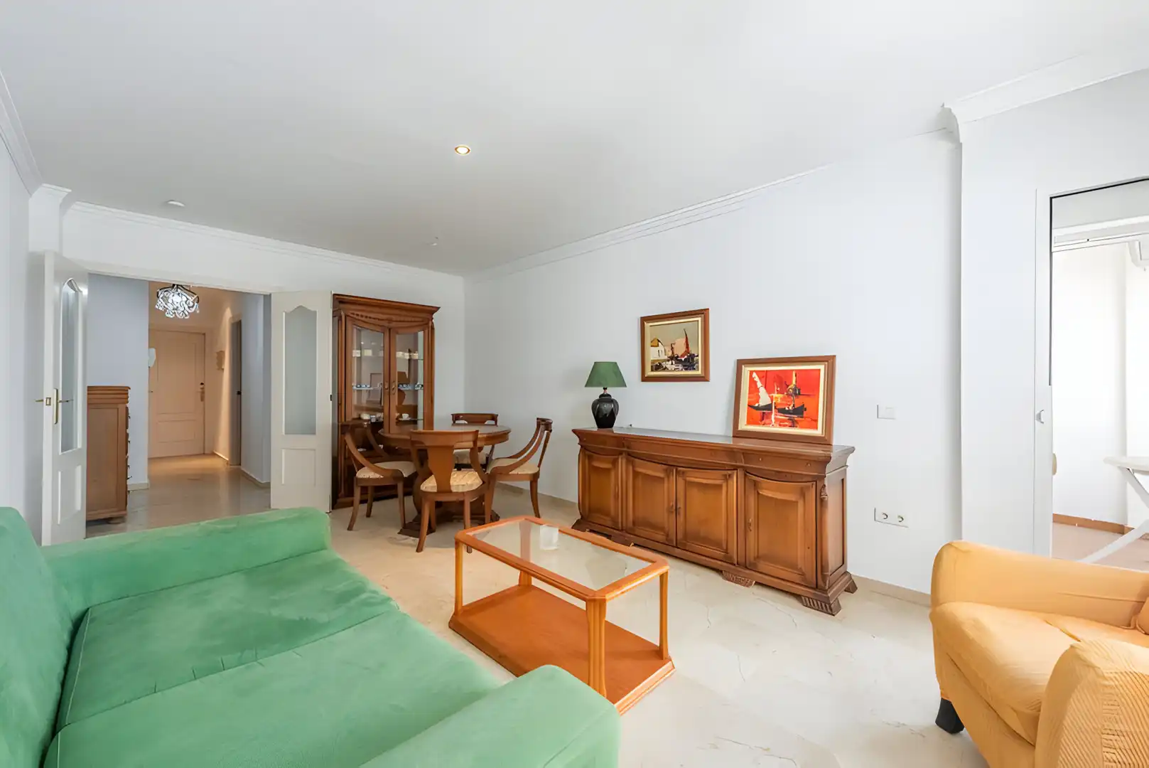 Sala d'estar de Apartament en venda en Estepona amb Aire condicionat, Terrassa i Balcó