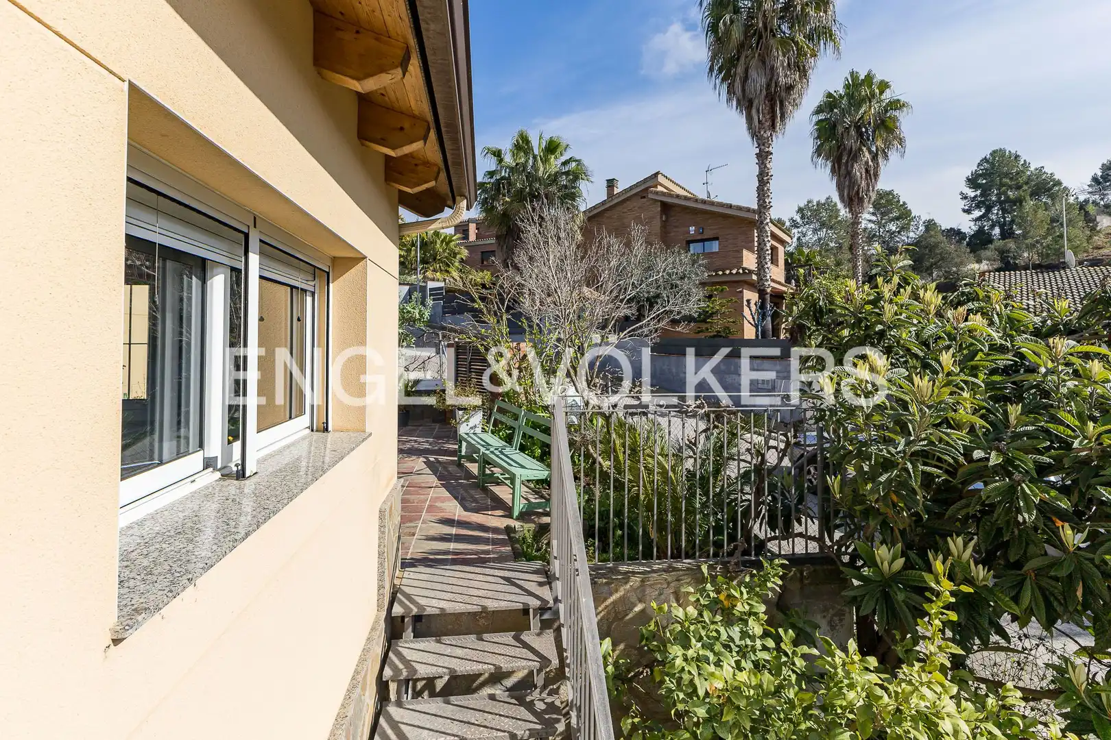 Vista exterior de Casa o xalet en venda en Rubí amb Calefacció, Jardí privat i Parquet