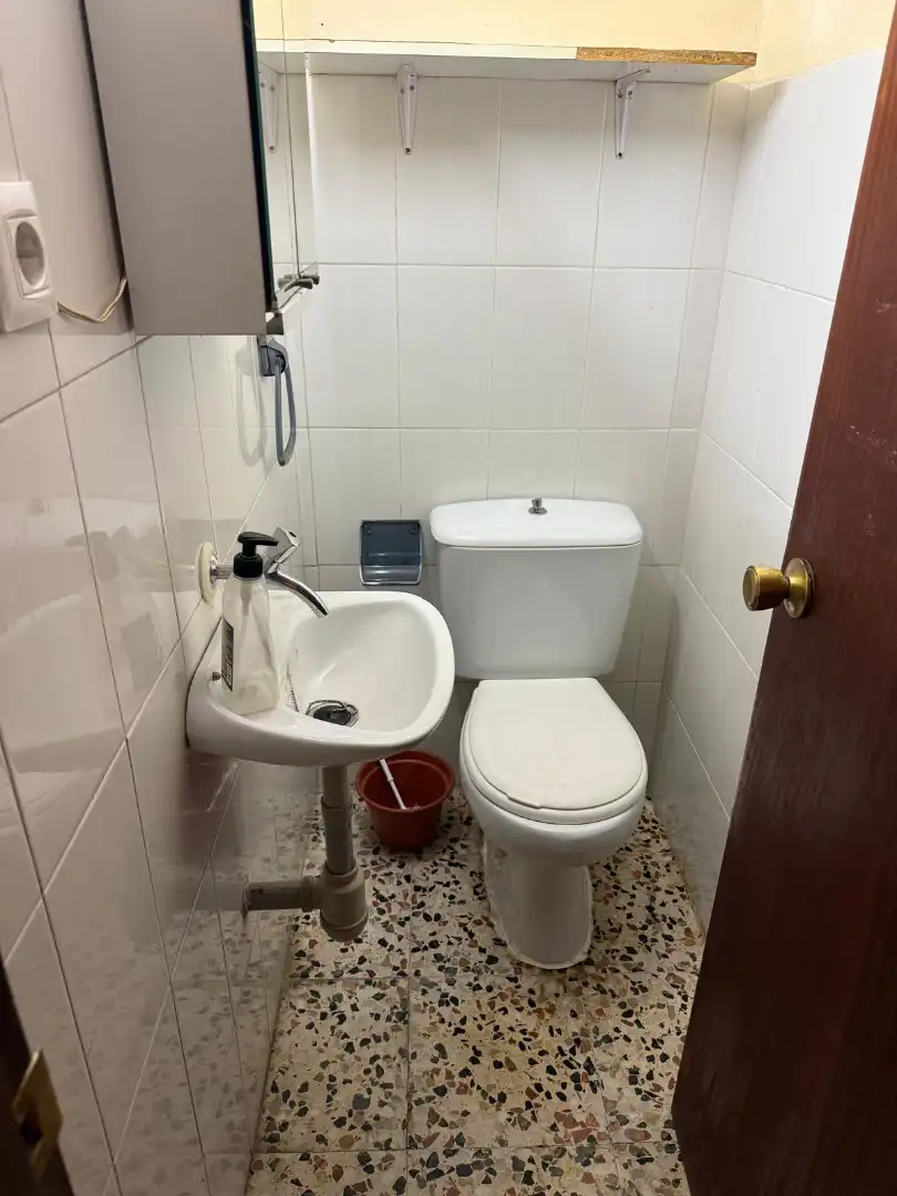 Bany de Local de lloguer en Dos Hermanas amb Aire condicionat i Alarma