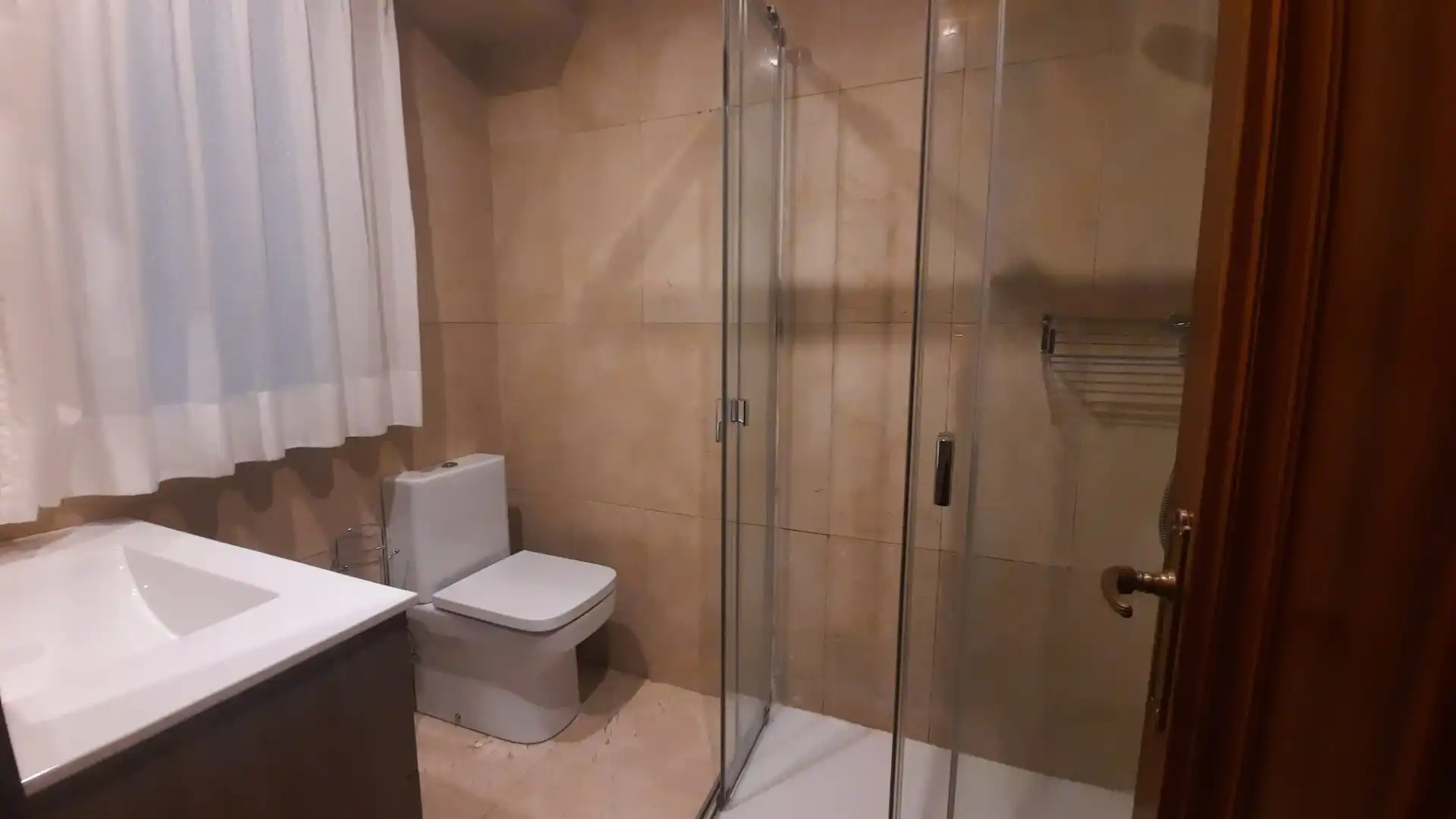 Bany de Pis en venda en Ponferrada amb Calefacció, Parquet i Terrassa