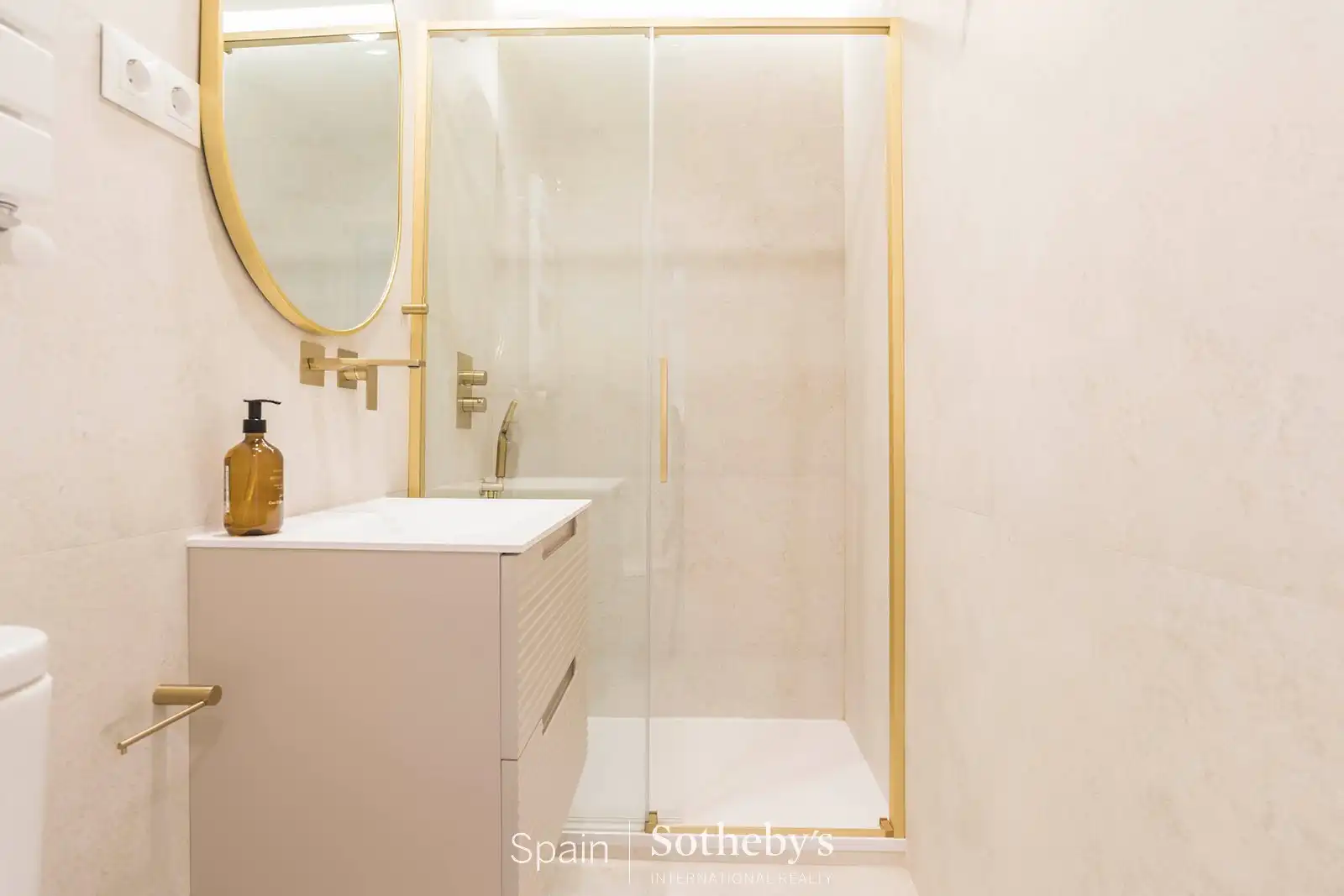 Badezimmer von Wohnungen zum Verkauf in Madrid mit Klimaanlage und Heizung