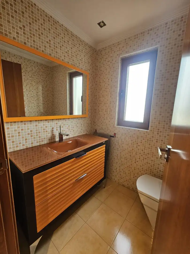 Bany de Casa adosada en venda en Villamayor amb Calefacció, Parquet i Traster