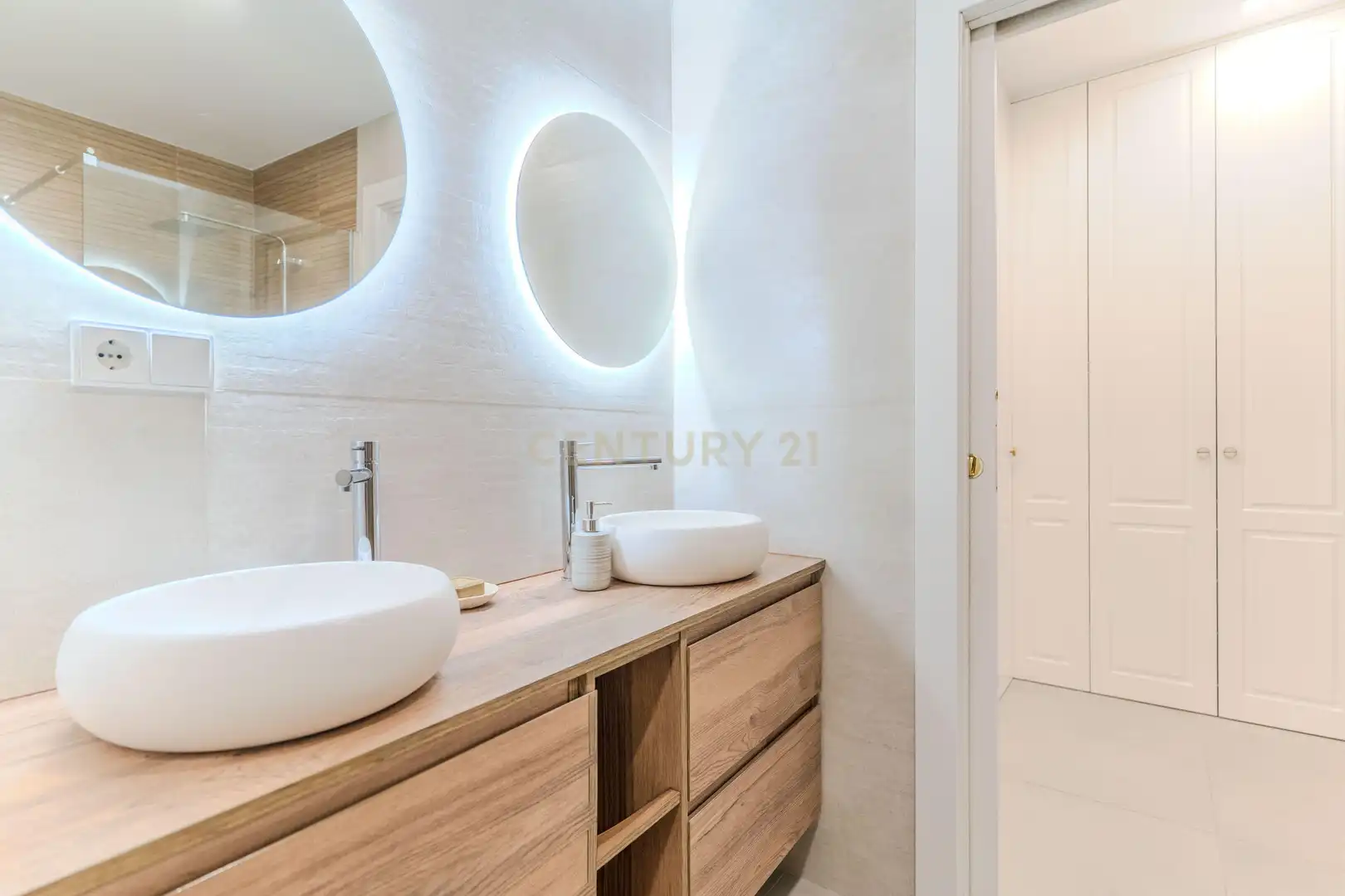 Bathroom of Apartments for sale in Granada  with Oven, Washing machine and Microwave