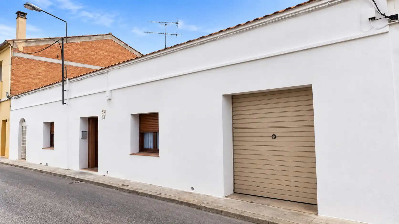 Vista exterior de Casa adosada en venda en Vilafranca del Penedès amb Terrassa