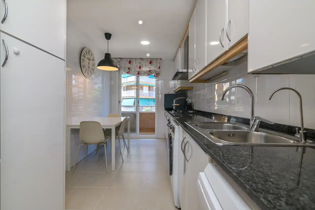 Küche von Wohnung zum Verkauf in Gavà mit Klimaanlage, Heizung und Balkon