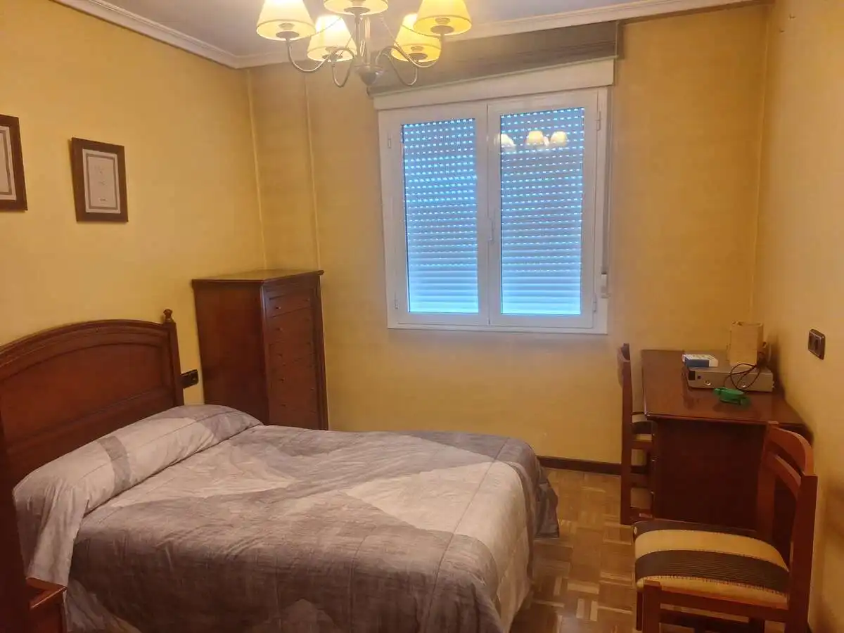 Habitación de Piso en venta en León Capital  con Calefacción, Terraza y Trastero