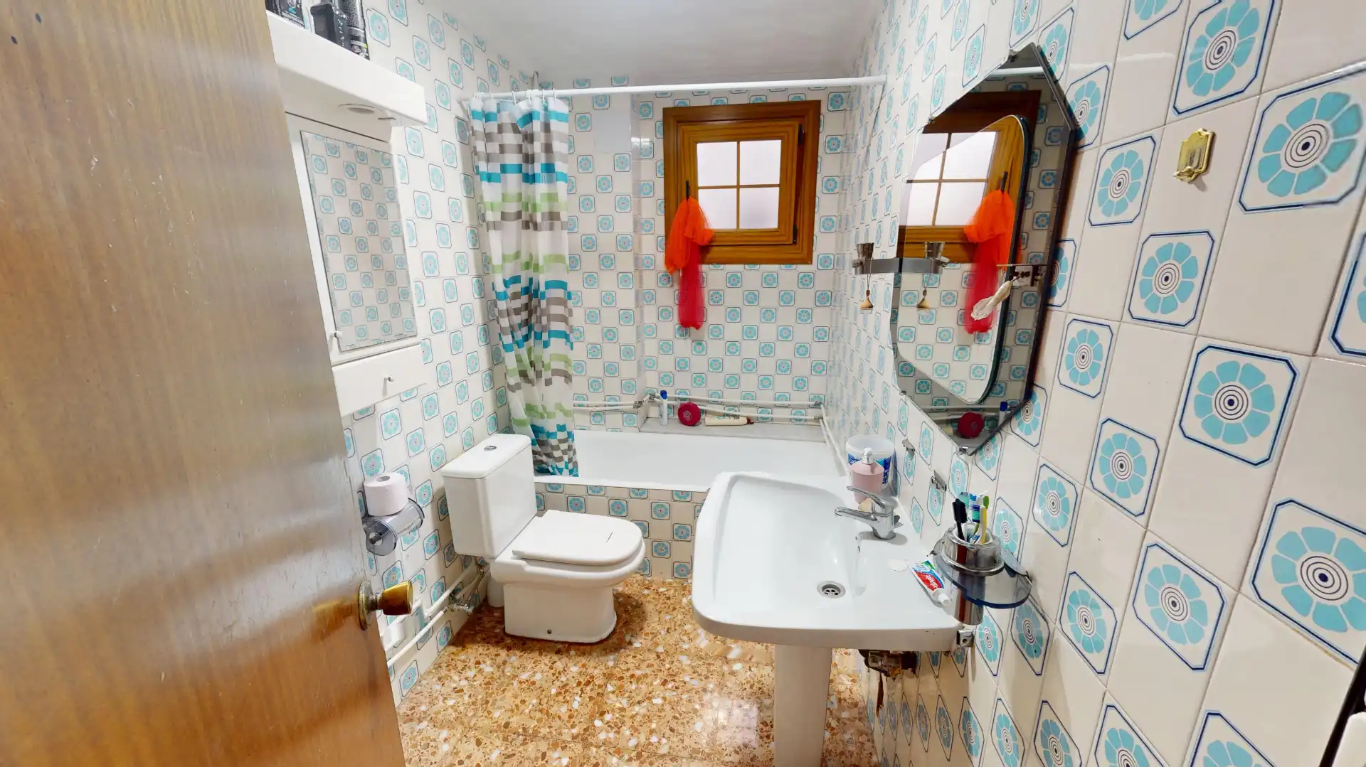 Baño de Piso en venta en Elche / Elx con Amueblado, Lavadora y Balcón