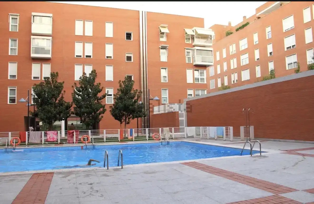 Schwimmbecken von Wohnung zur Miete in  Madrid Capital mit Klimaanlage und Balkon