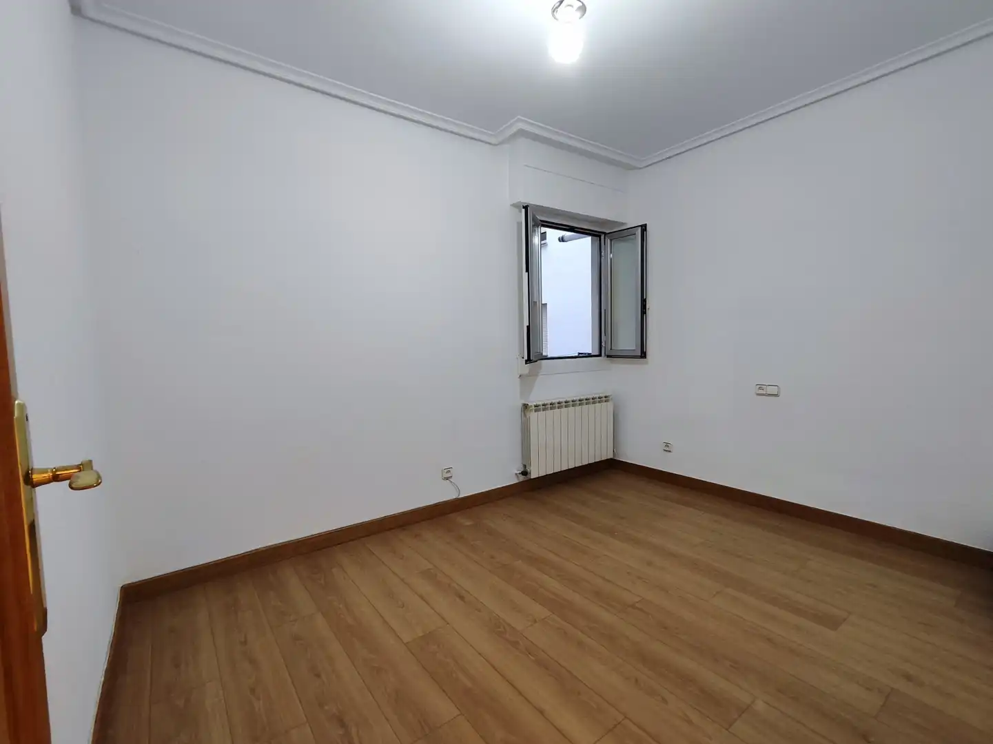 Dormitori de Pis en venda en  Logroño amb Calefacció, Parquet i Balcó