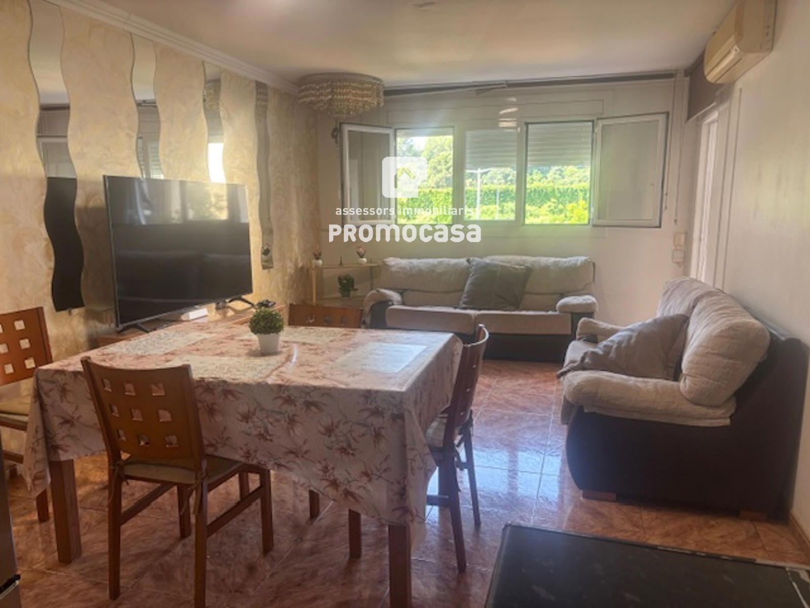 Sala d'estar de Pis en venda en Badia del Vallès amb Aire condicionat i Terrassa
