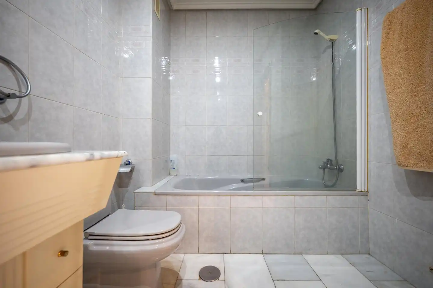 Badezimmer von Wohnung zum Verkauf in Ávila mit Klimaanlage, Parkett und Terrasse