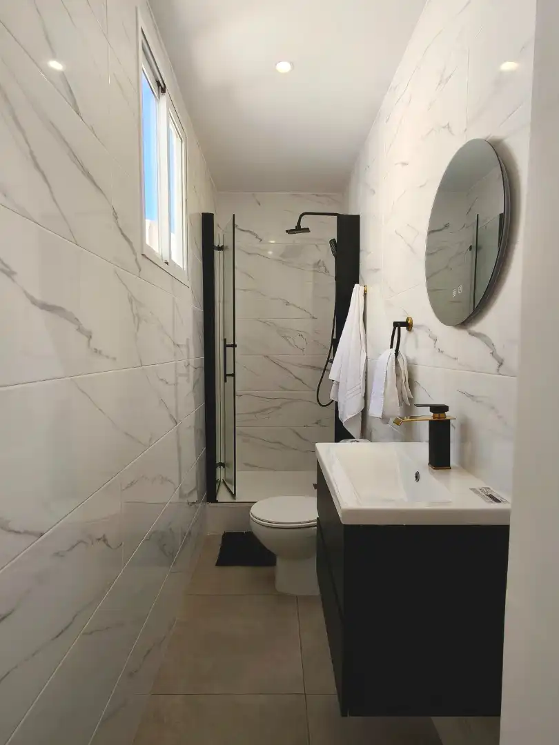 Baño de Ático en venta en L'Hospitalet de Llobregat con Parquet, Terraza y Trastero