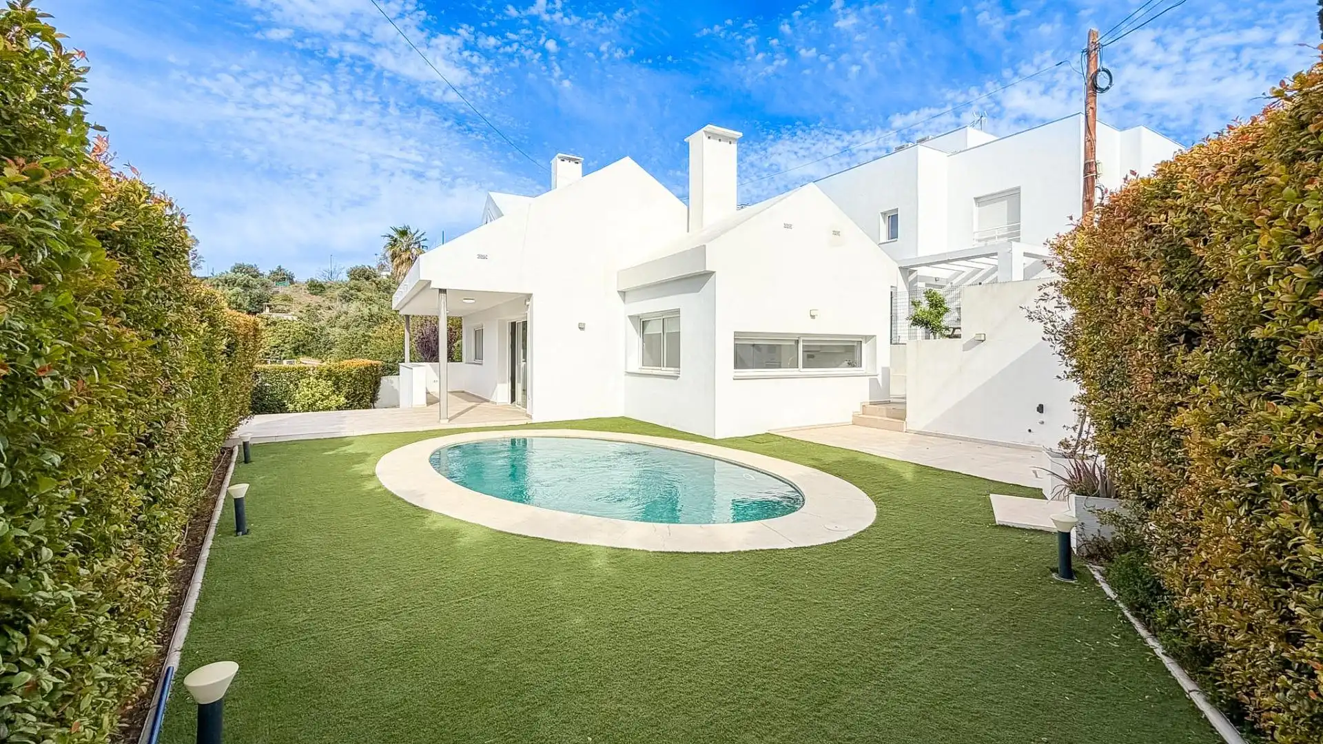 Vista exterior de Casa o xalet en venda en Benalmádena amb Aire condicionat, Jardí privat i Terrassa