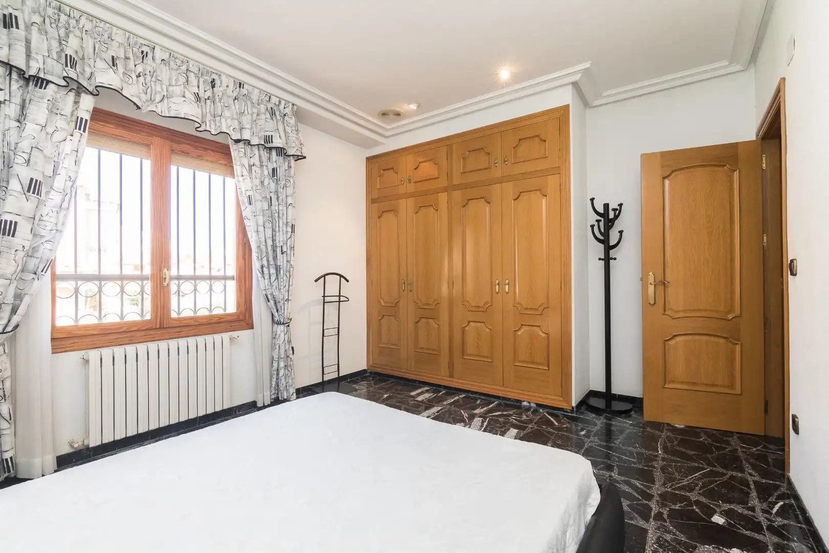 Dormitori de Casa o xalet en venda en Elche / Elx amb Jardí privat, Terrassa i Piscina