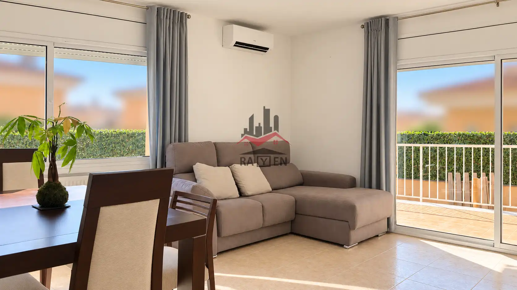 Sala de estar de Casa adosada en venta en Vilafant con Calefacción, Jardín privado y Terraza