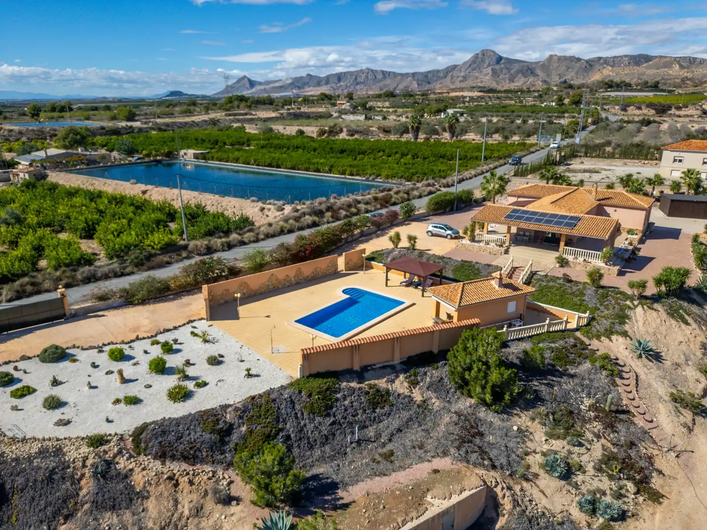 Vista exterior de Casa o xalet en venda en Albatera amb Aire condicionat, Calefacció i Jardí privat