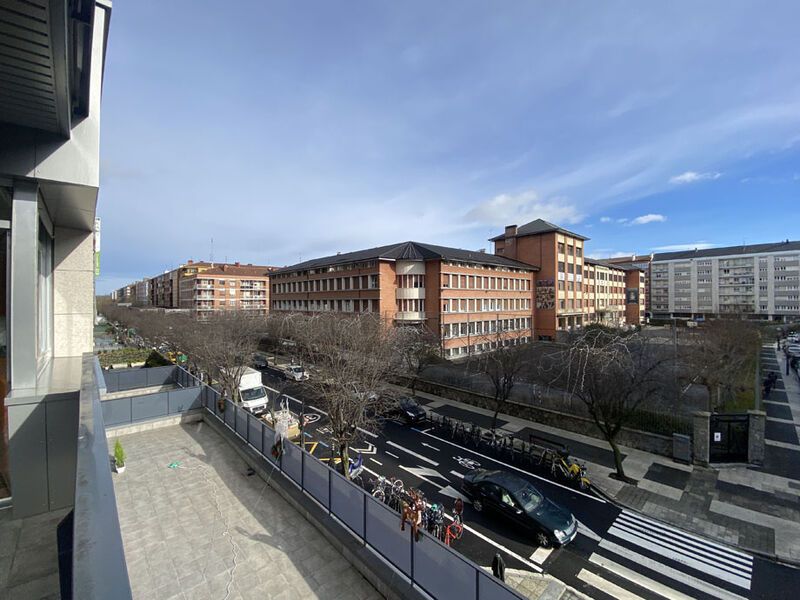 Vista exterior de Pis en venda en Vitoria - Gasteiz amb Calefacció, Parquet i Terrassa