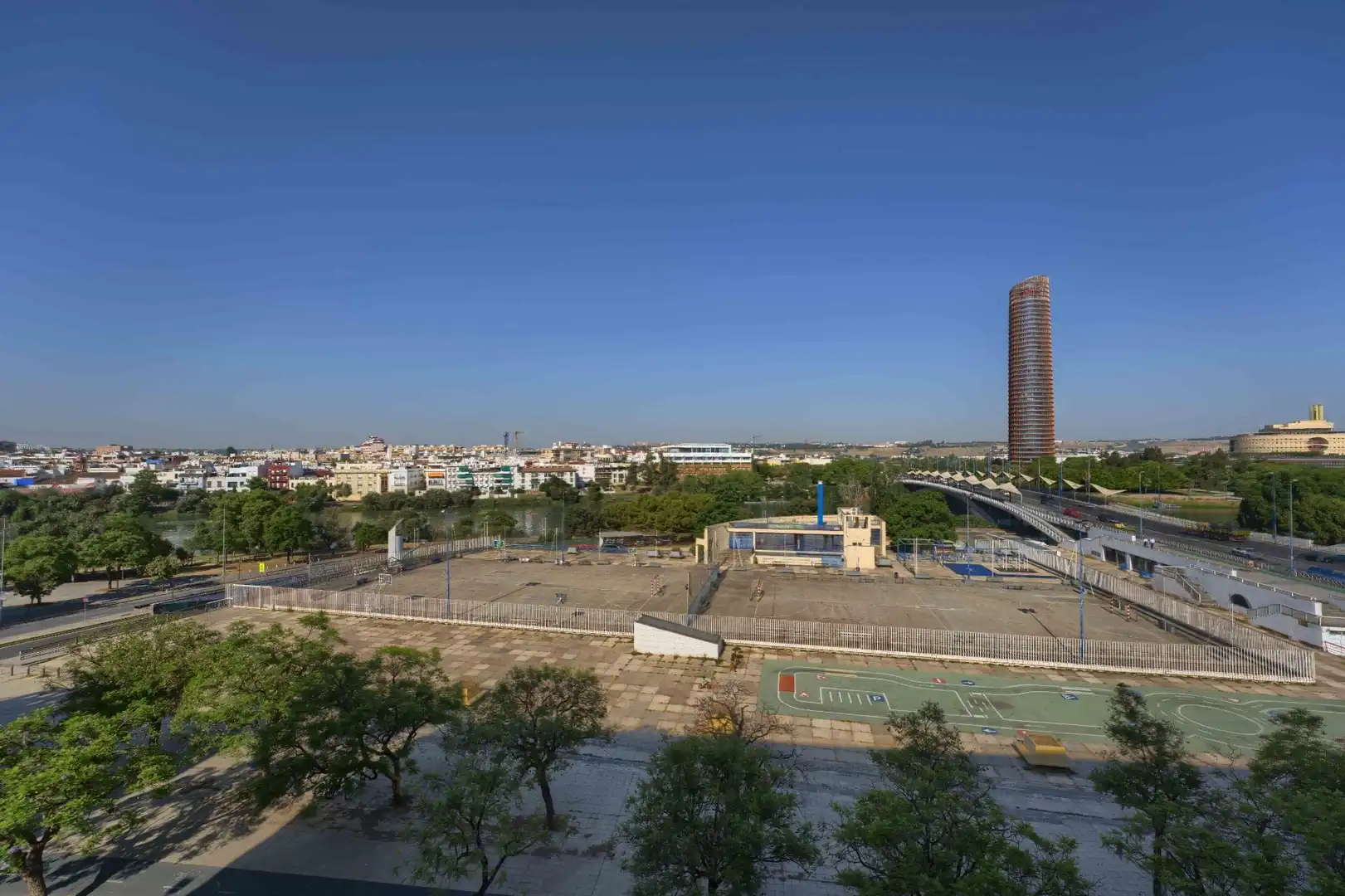 Außenansicht von Wohnung zum Verkauf in Sevilla mit Klimaanlage, Heizung und Abstellraum